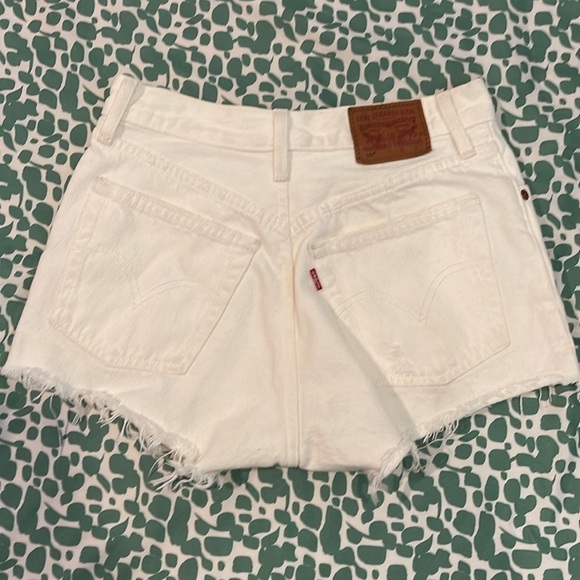 Levi’s 501 Cream Short Shorts - Picture 6 of 9